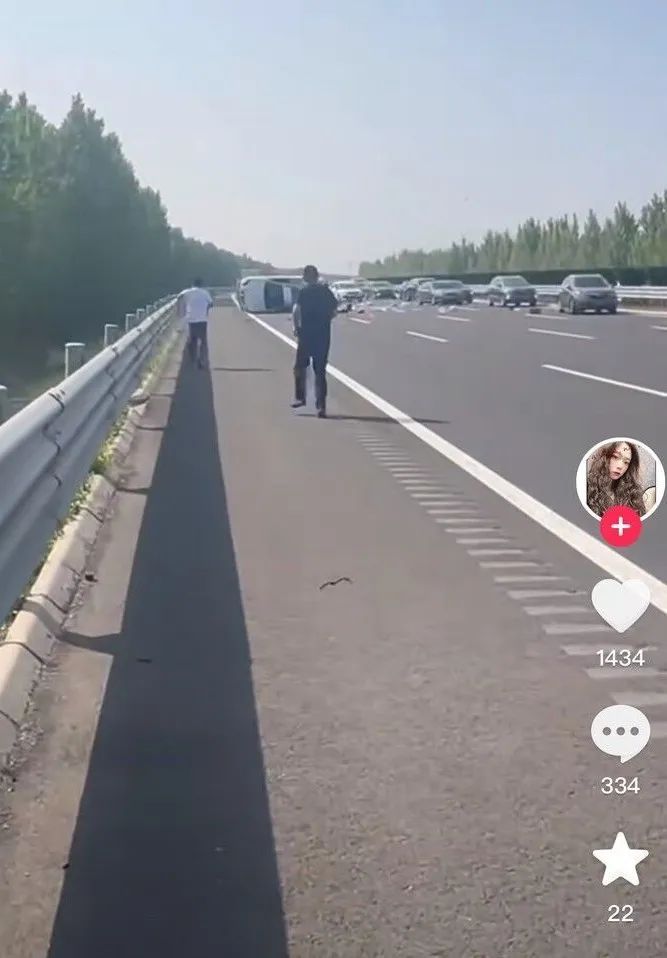 爆胎侧翻，济青高速上演惊险一幕！第一个停车救人司机，找到了