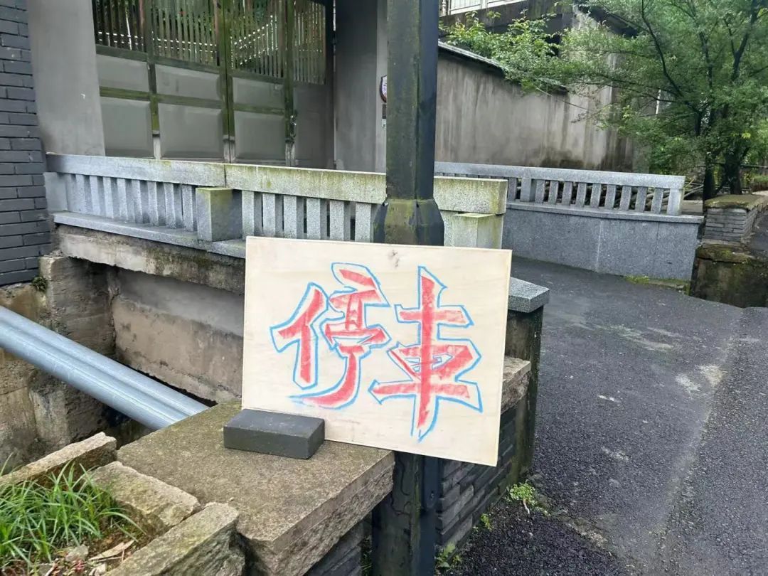 这个村子火了，每天几百人进山挖，到底是什么石头？