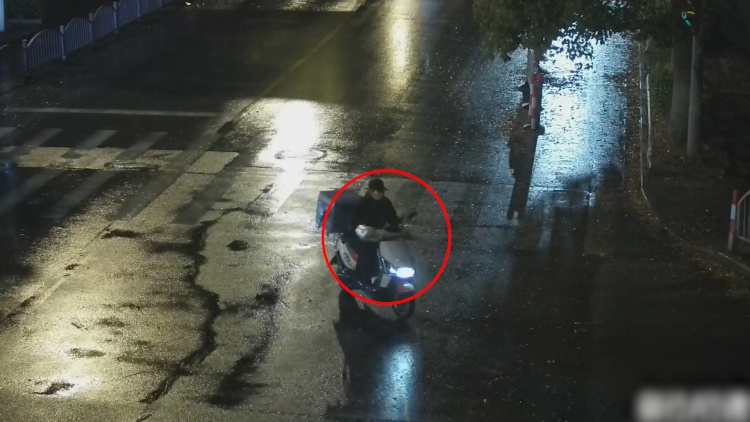 男子网购手机故意填错地址,然后潜入快递站,还多次变装…… 男子网购手机故意填错地址,然后潜入快递站,还多次变装……