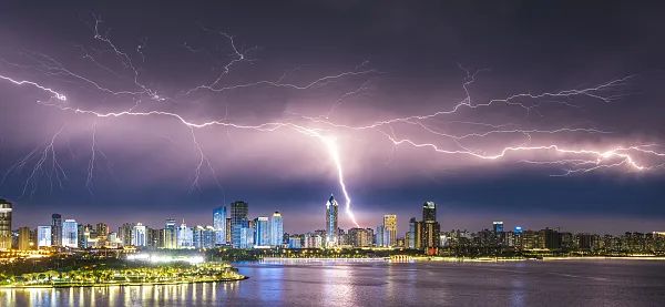 大雨转雷阵雨图片