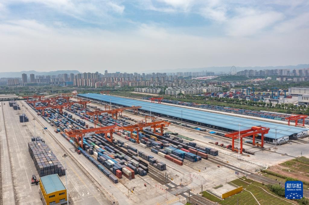 重庆国际物流枢纽园区运行繁忙