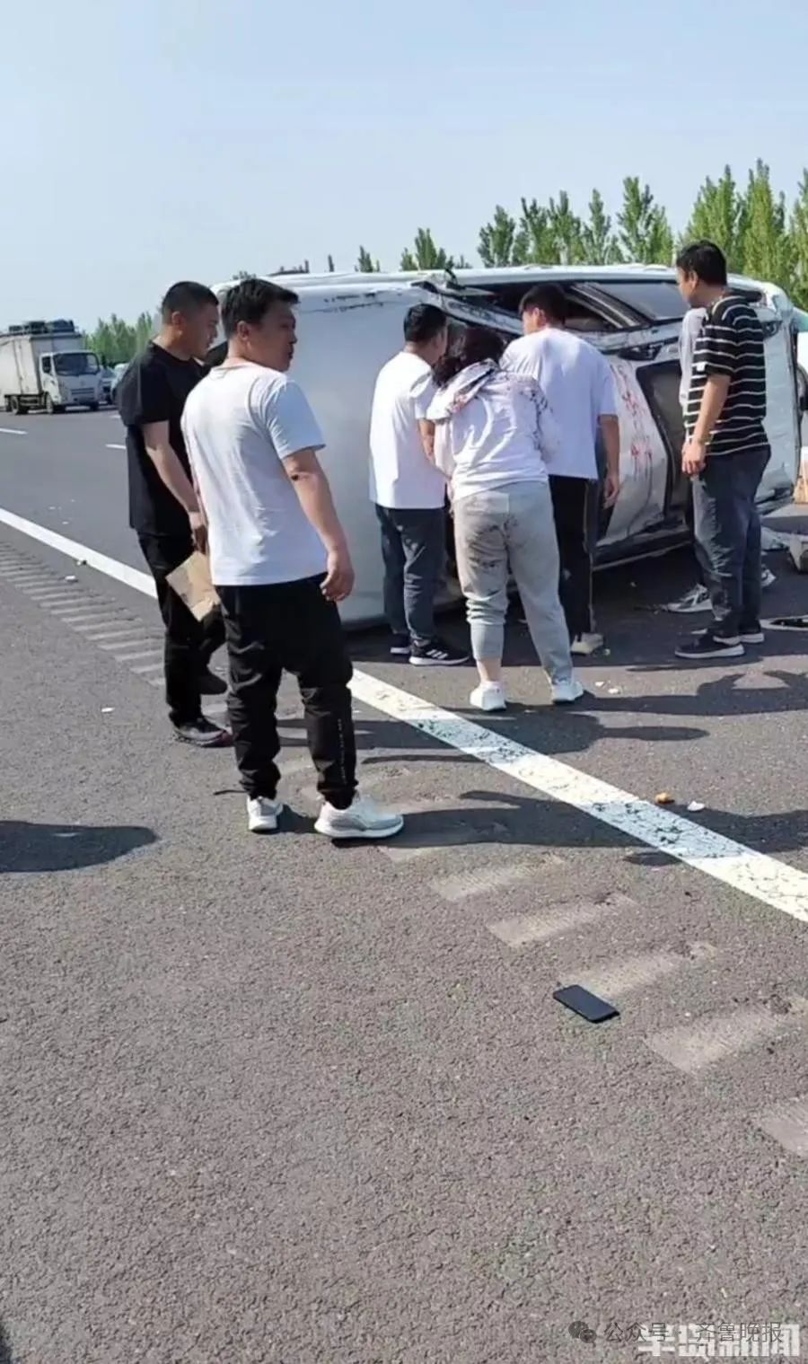热搜！高速上一辆轿车失控侧翻后，接下来的一幕被刷屏点赞