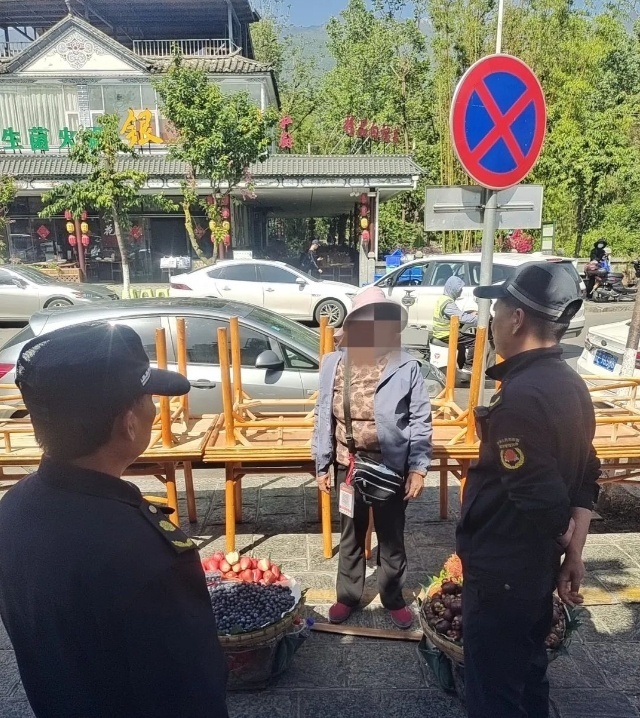 大理通报摊贩“6两蓝莓当1斤卖”