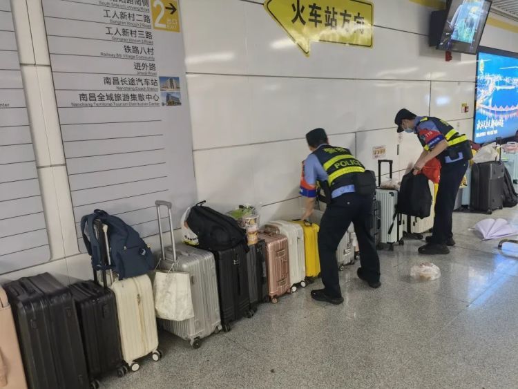 地铁站内行李“排长龙”？这道“风景线”太暖心