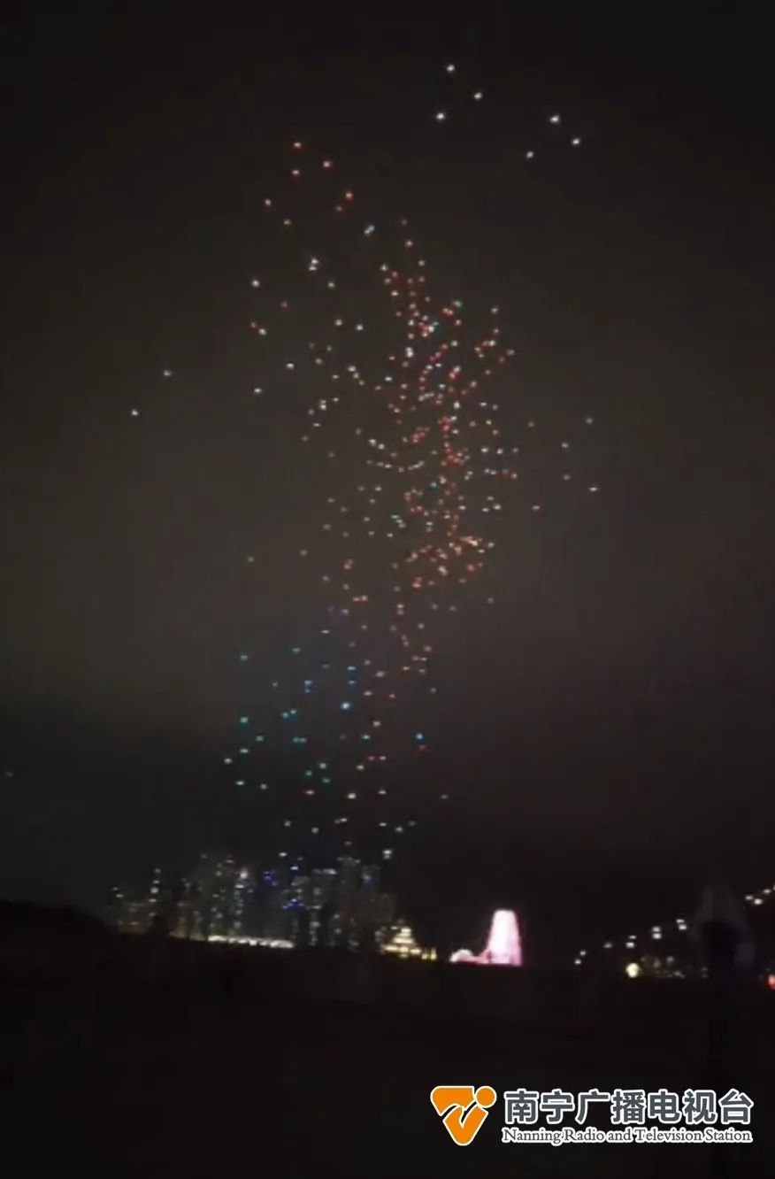 急寻！无人机表演突遇极端天气， 400架无人机被狂风吹散