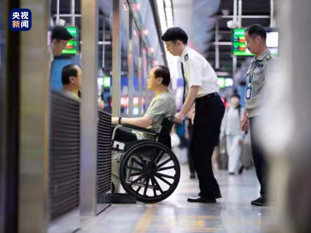 南京地铁出现神秘小纸条!网友直呼“太暖心” 南京地铁出现神秘小纸条!网友直呼“太暖心”