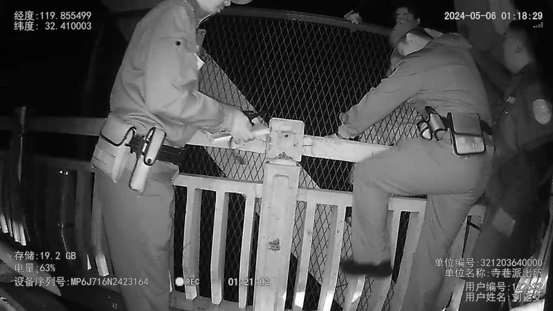 深夜有人报警要跳河 民警“话”疗解其心结