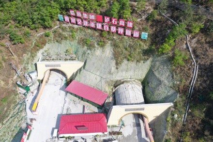 泸石高速2024年通车段首座特长隧道双幅贯通