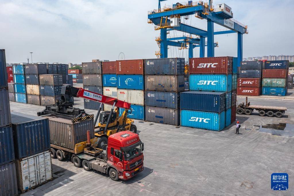 重庆国际物流枢纽园区运行繁忙