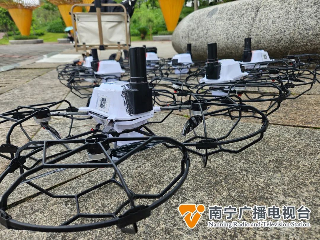 急寻！无人机表演突遇极端天气， 400架无人机被狂风吹散