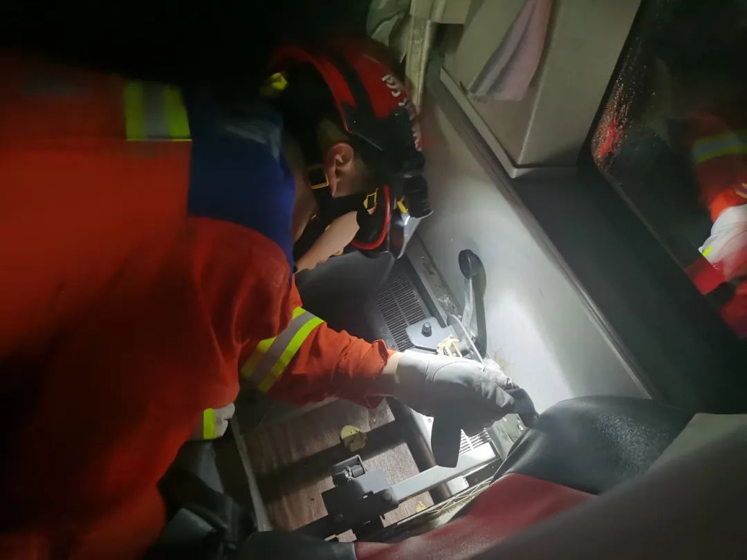 凌晨客车上,8岁女童手指被夹断!断指却不见踪影…… 凌晨客车上,8岁女童手指被夹断!断指却不见踪影……