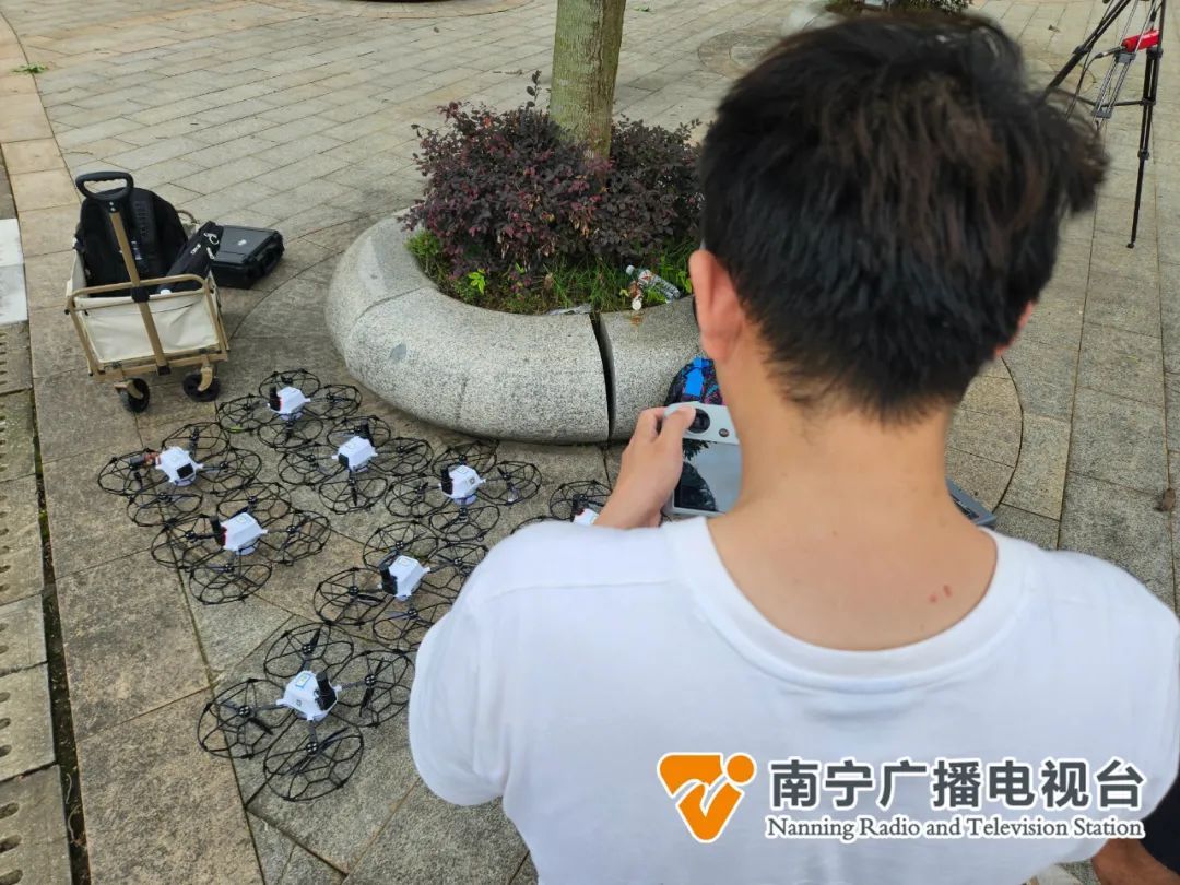 急寻！无人机表演突遇极端天气， 400架无人机被狂风吹散