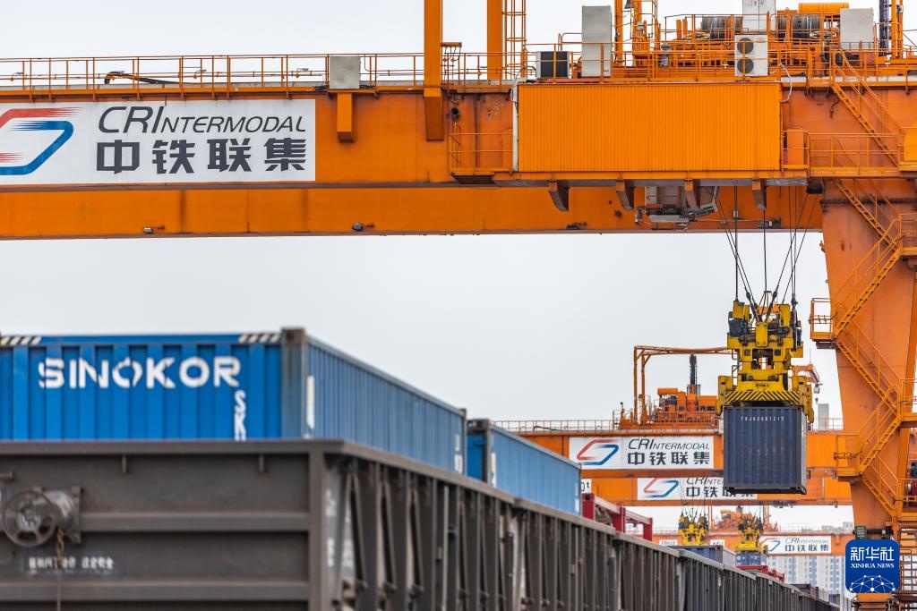 重庆国际物流枢纽园区运行繁忙