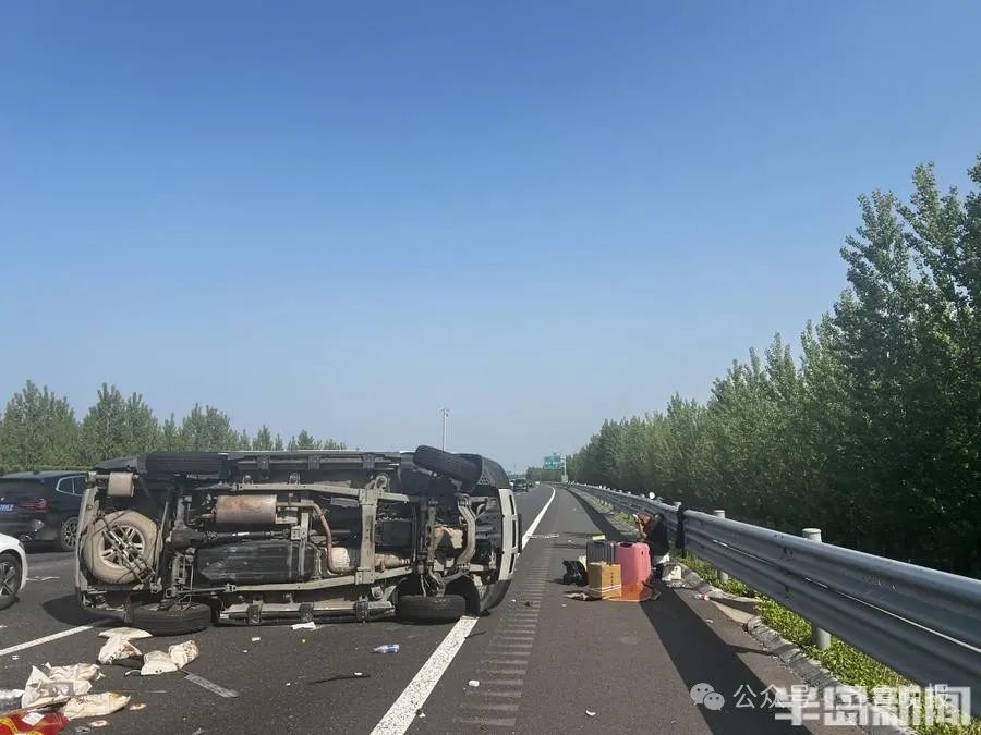 热搜！高速上一辆轿车失控侧翻后，接下来的一幕被刷屏点赞