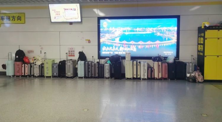 地铁站内行李“排长龙”？这道“风景线”太暖心