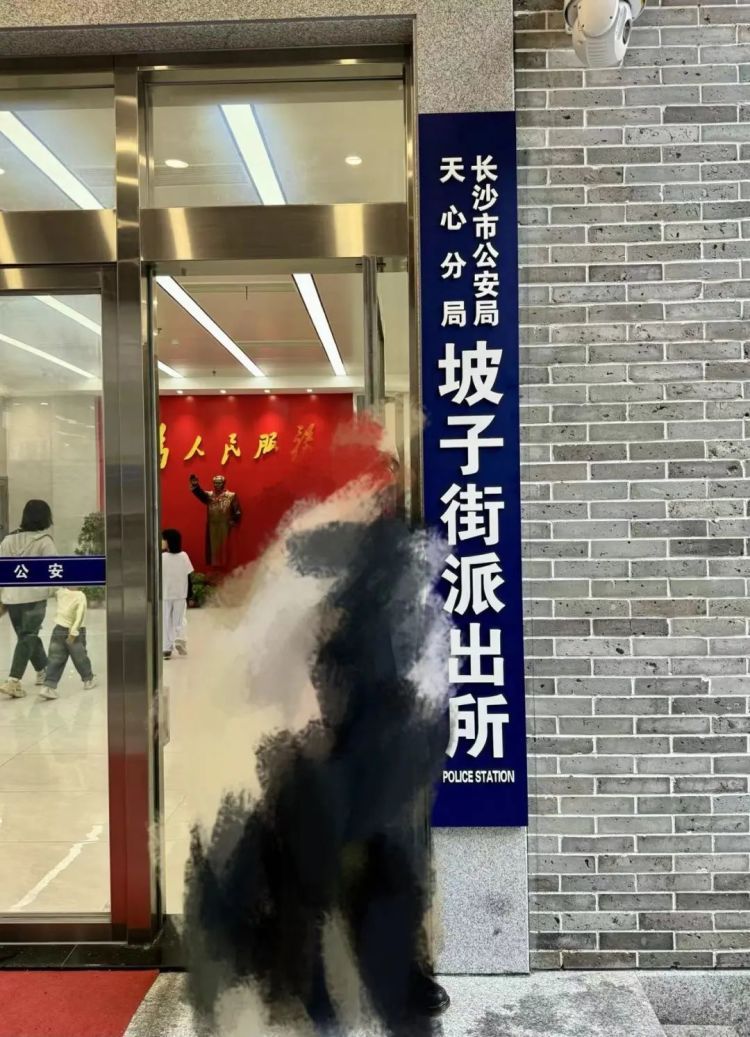 游客扎堆打卡！网红派出所提醒，不要这样拍照