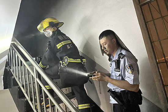 27人全部安全疏散,这位“烟熏妆”民警四进四出火场救人 27人全部安全疏散,这位“烟熏妆”民警四进四出火场救人