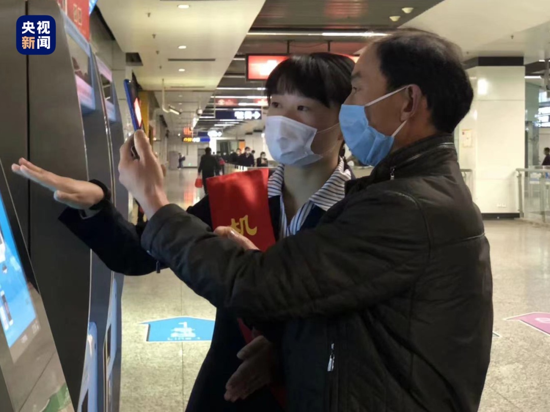 南京地铁出现神秘小纸条!网友直呼“太暖心” 南京地铁出现神秘小纸条!网友直呼“太暖心”