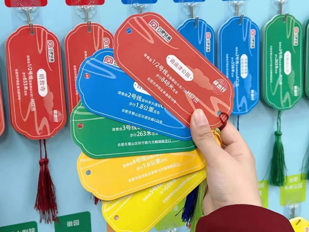 南京地铁出现神秘小纸条!网友直呼“太暖心” 南京地铁出现神秘小纸条!网友直呼“太暖心”