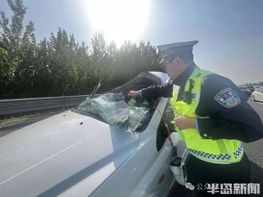 热搜！高速上一辆轿车失控侧翻后，接下来的一幕被刷屏点赞