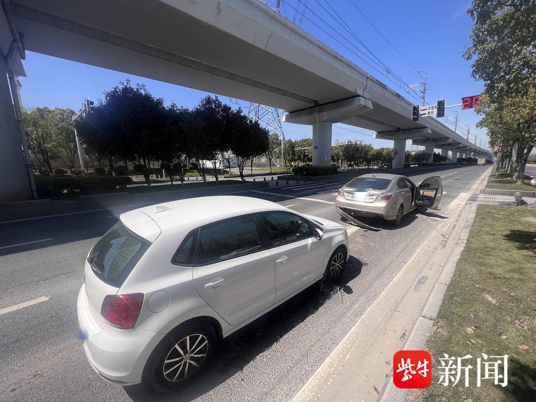 千万别抢行！“前面黄灯，赶快走——”“嘭”的一声，追尾了——