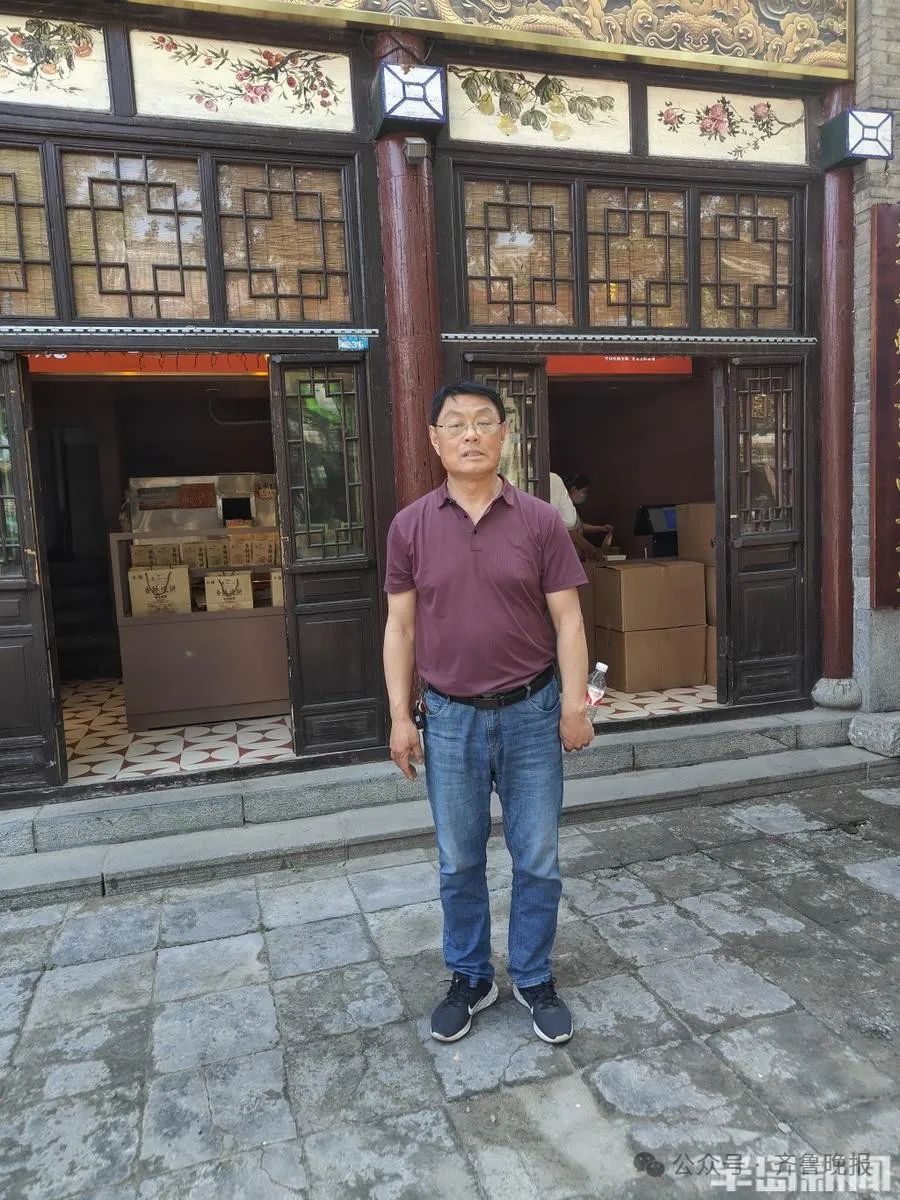 热搜！高速上一辆轿车失控侧翻后，接下来的一幕被刷屏点赞