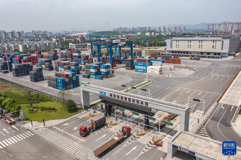 重庆国际物流枢纽园区运行繁忙