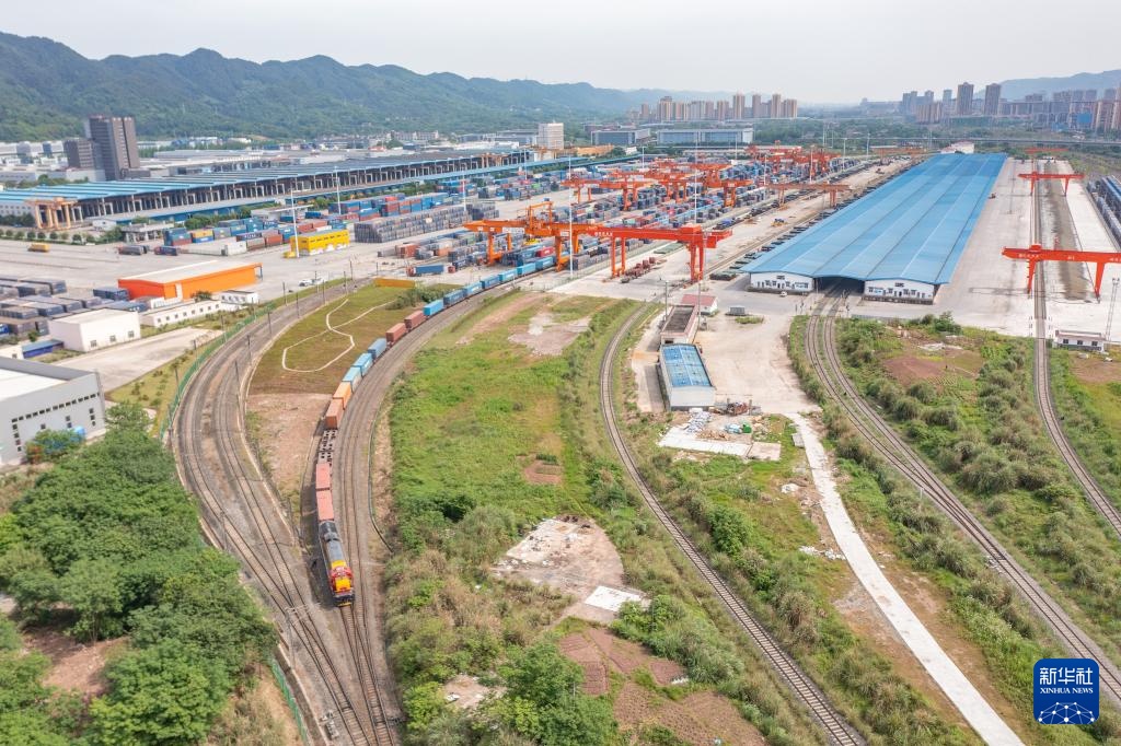 重庆国际物流枢纽园区运行繁忙