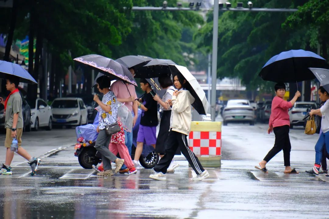 受冷暖气流交汇影响,预计本周南宁市降雨偏多,外出请带好雨具 受冷暖气流交汇影响,预计本周南宁市降雨偏多,外出请带好雨具