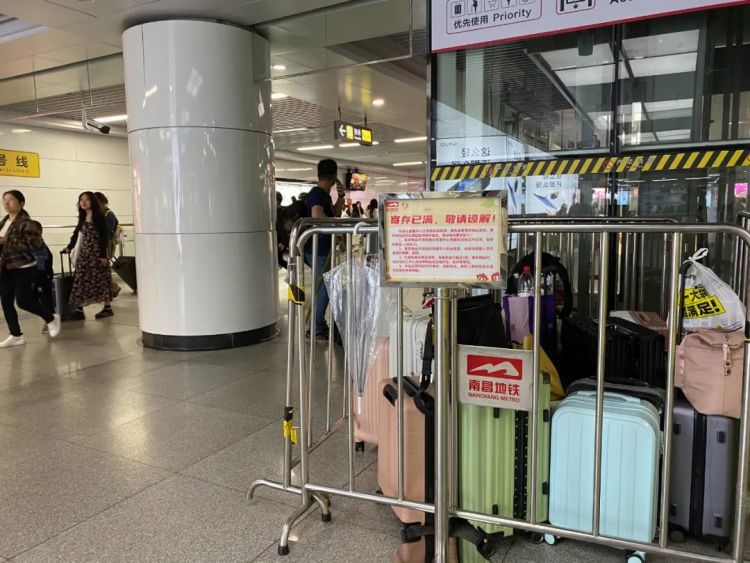 地铁站内行李“排长龙”？这道“风景线”太暖心