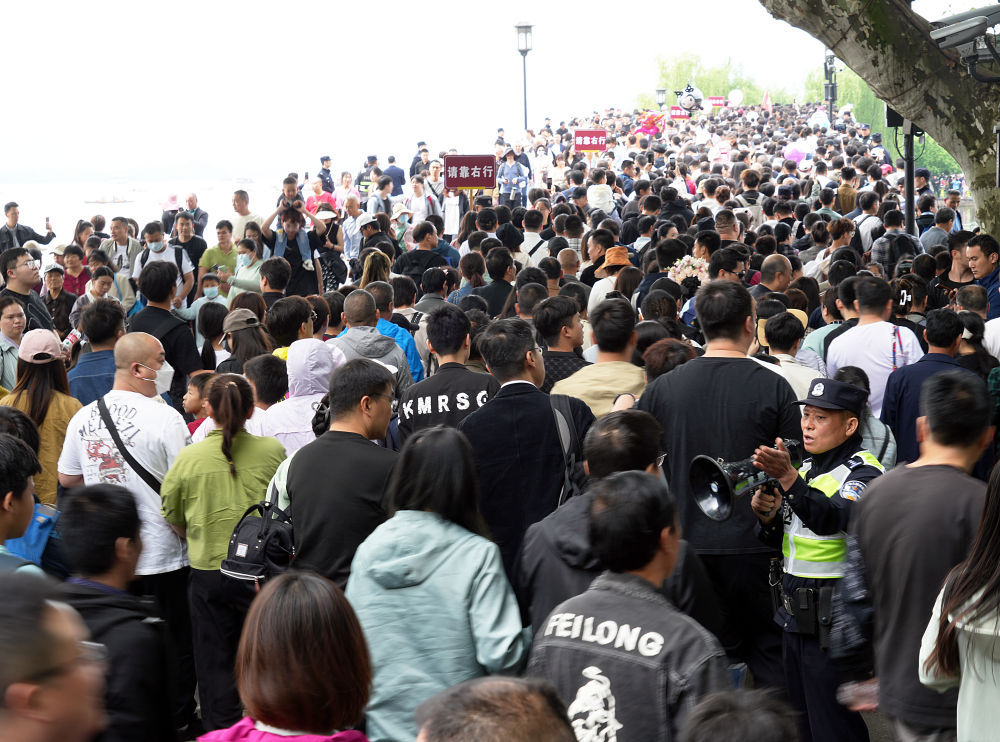 杭州西湖景区公安多举措应对“五一”大客流 杭州西湖景区公安多举措应对“五一”大客流