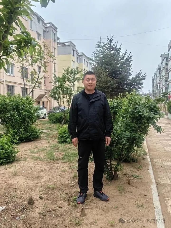热搜！高速上一辆轿车失控侧翻后，接下来的一幕被刷屏点赞