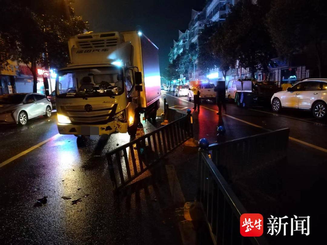 又是疲劳驾驶惹的祸！男子开车打瞌睡，车头径直撞上护栏