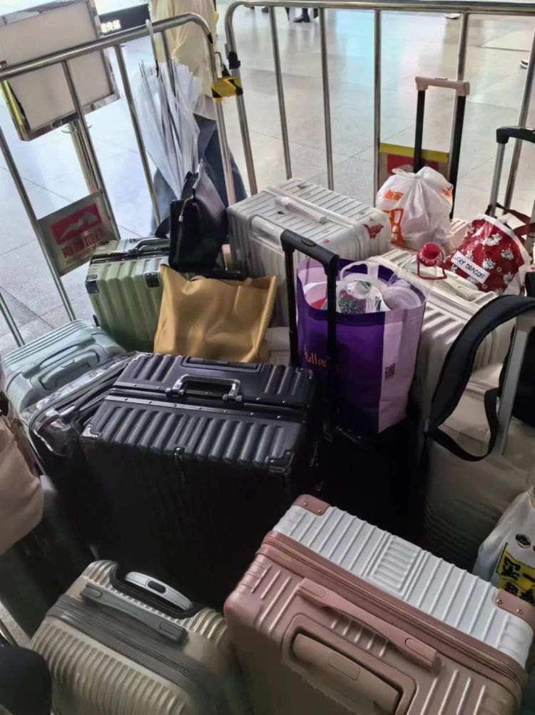 地铁站内行李“排长龙”？这道“风景线”太暖心