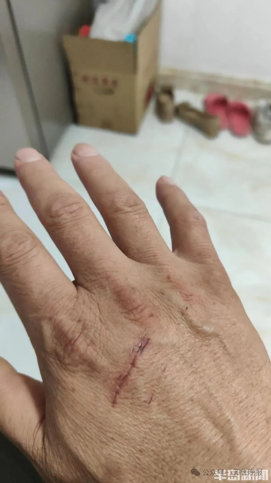 热搜！高速上一辆轿车失控侧翻后，接下来的一幕被刷屏点赞