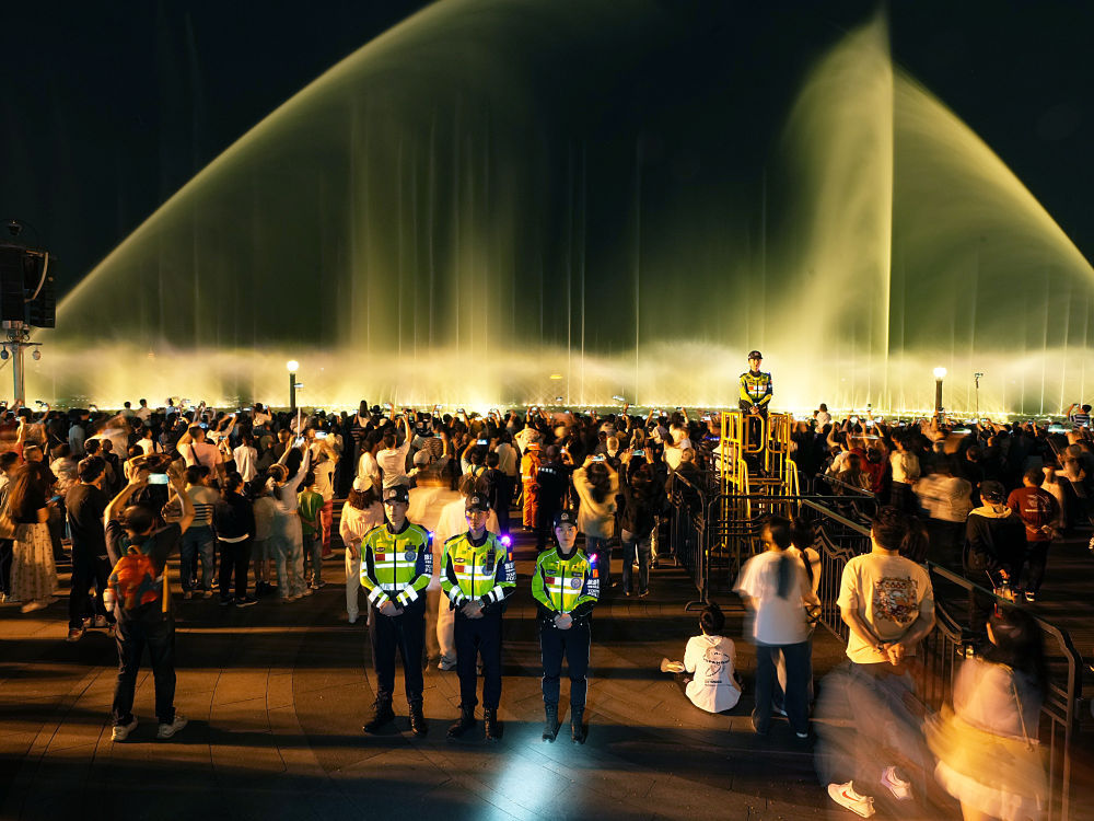 杭州西湖景区公安多举措应对“五一”大客流 杭州西湖景区公安多举措应对“五一”大客流