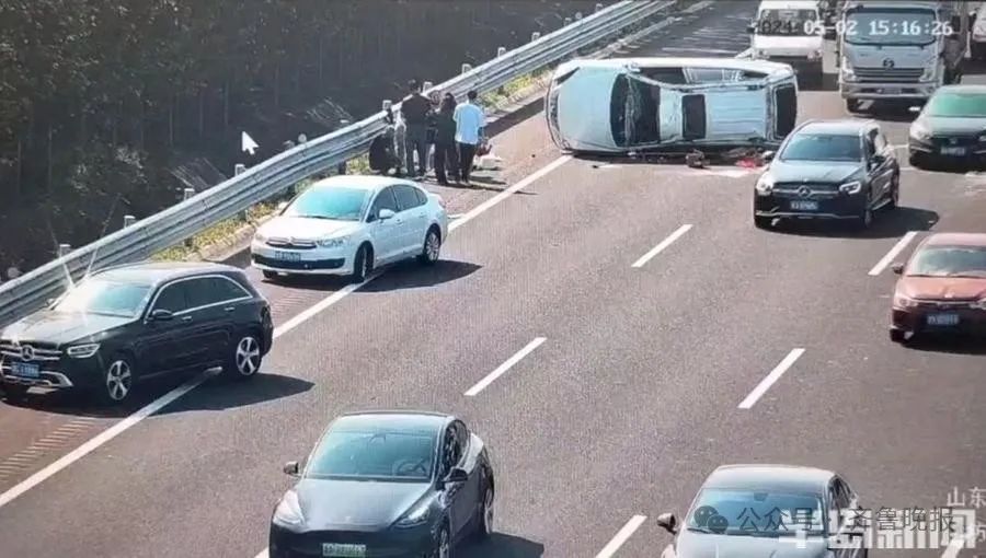 热搜！高速上一辆轿车失控侧翻后，接下来的一幕被刷屏点赞