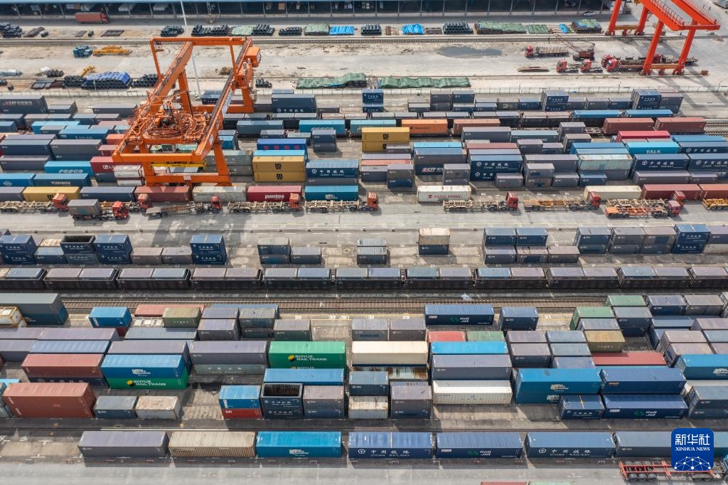 重庆国际物流枢纽园区运行繁忙