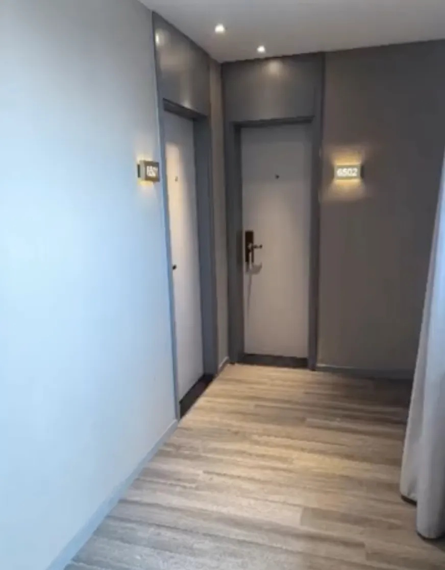 女子酒店休息时被强行开门，酒店这样回应