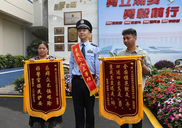 27人全部安全疏散,这位“烟熏妆”民警四进四出火场救人 27人全部安全疏散,这位“烟熏妆”民警四进四出火场救人