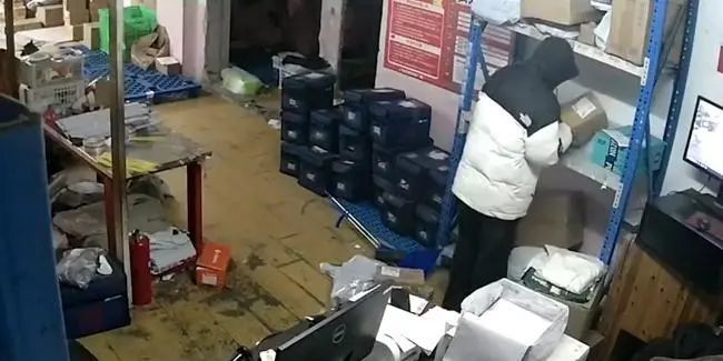 男子网购手机故意填错地址,然后潜入快递站,还多次变装…… 男子网购手机故意填错地址,然后潜入快递站,还多次变装……