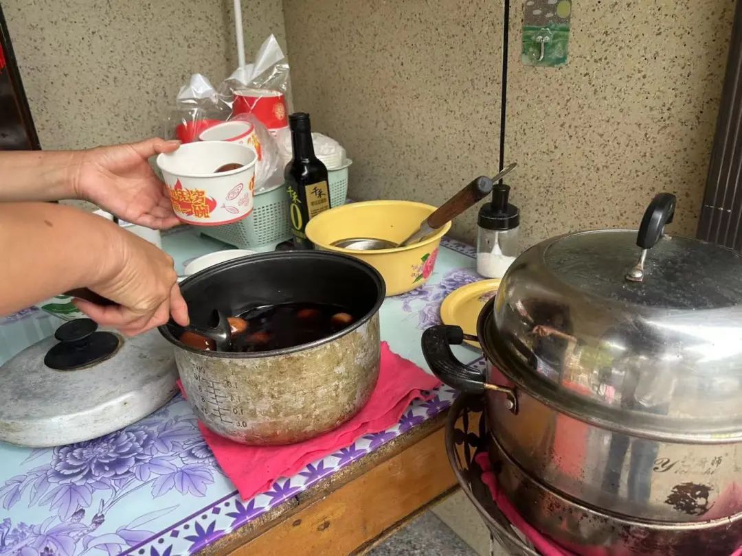 这个村子火了，每天几百人进山挖，到底是什么石头？