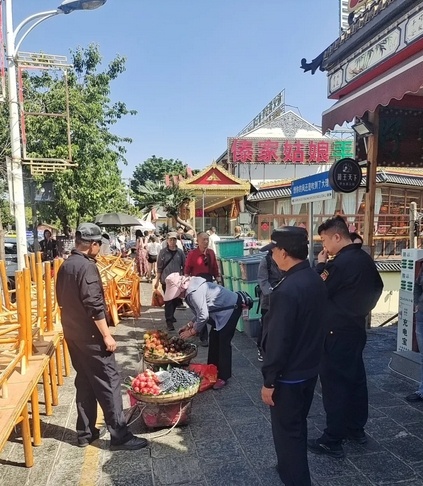 “6两蓝莓当1斤卖” 商贩还振振有词，大理通报：严肃批评