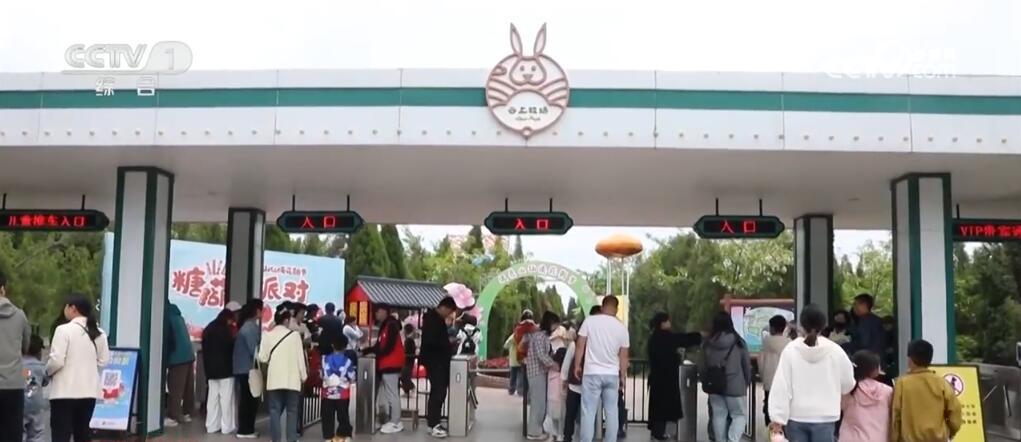 “火热”数据折射假日经济“热度” 感知我国消费市场强大韧性和潜力