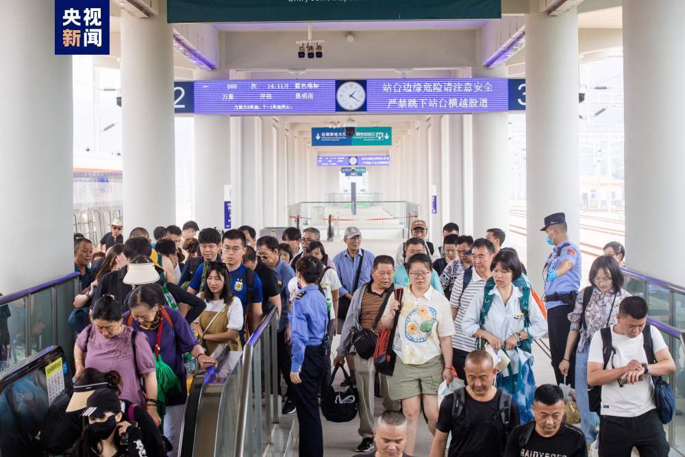 中老铁路磨憨口岸出入境旅客“五一”暴增101%