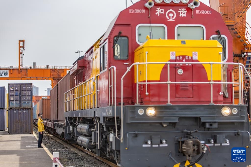 重庆国际物流枢纽园区运行繁忙