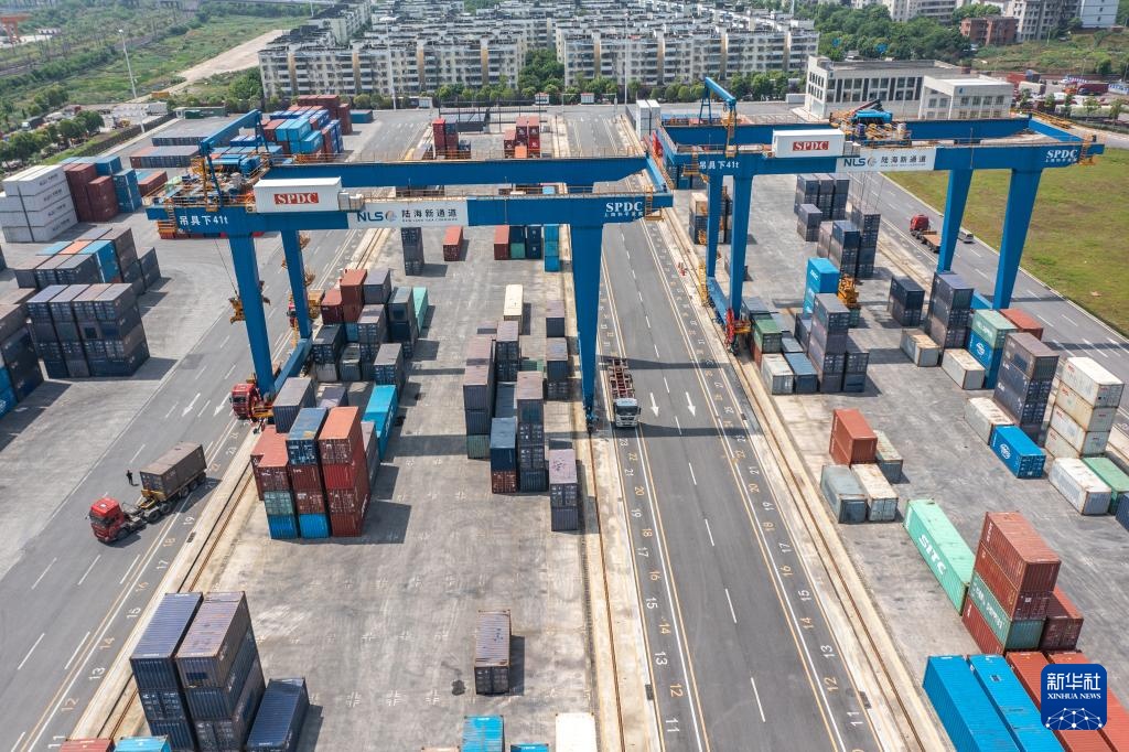 重庆国际物流枢纽园区运行繁忙