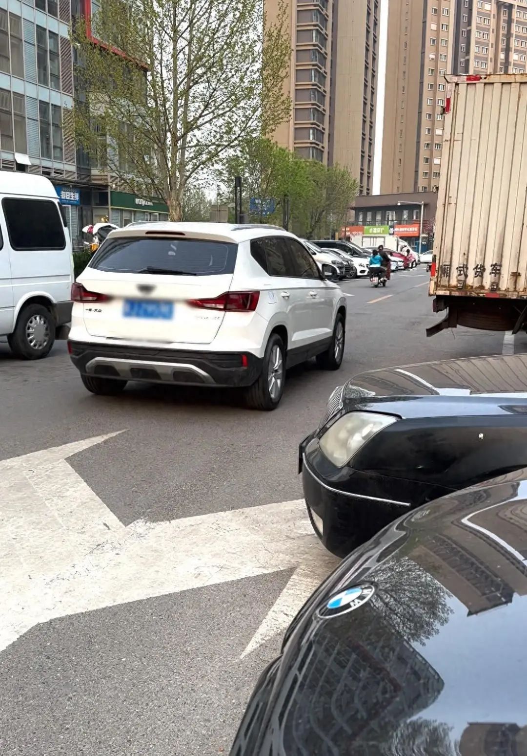北京这个小区周边占道停车多年如一日，如何改善？