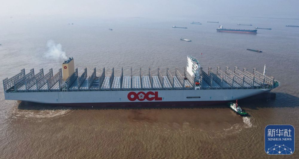 江苏南通：可装载24188个集装箱的超大型集装箱船出海试航