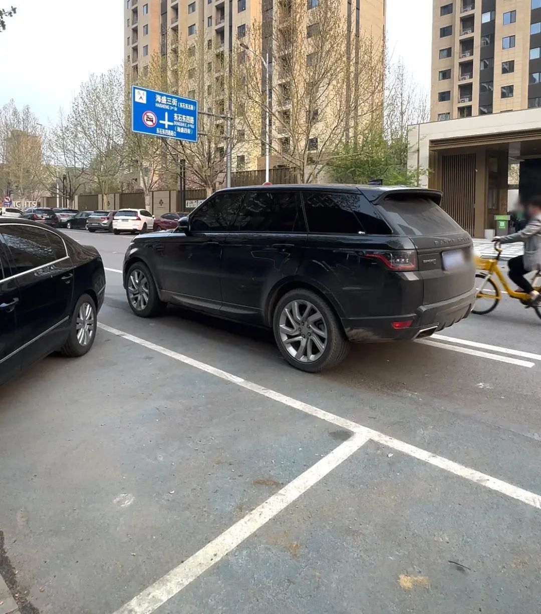 北京这个小区周边占道停车多年如一日，如何改善？